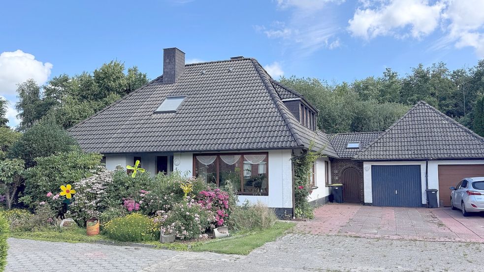 Dieses Haus in Münkeboe wird mit einem Verkehrswert von 40.000 Euro versteigert. Doch die Sache hat einen Haken. Foto: Holger Janssen