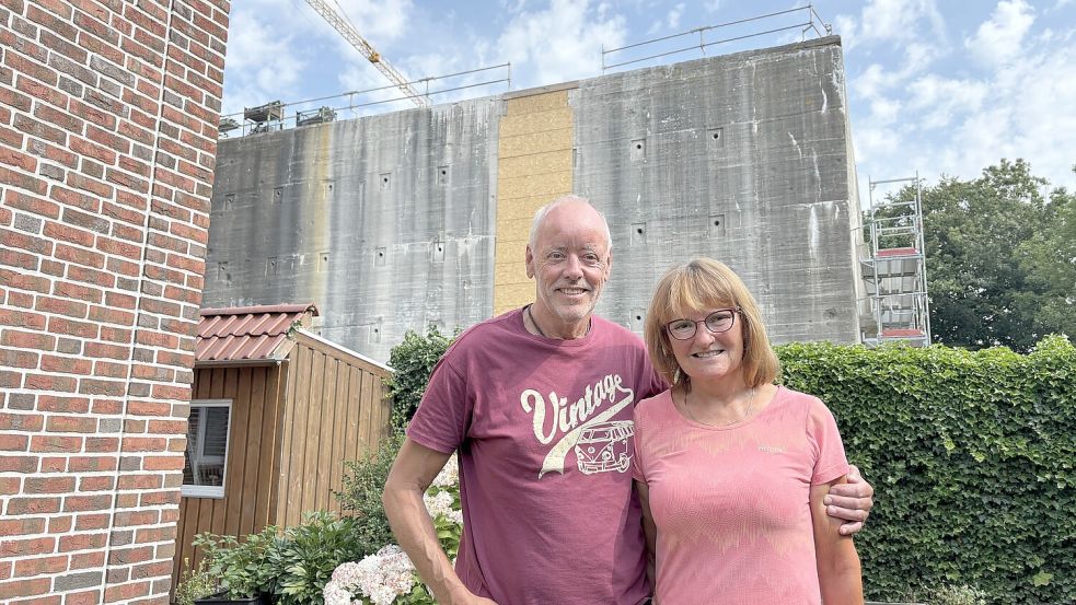 Wolfgang und Monika de Vries wohnen seit 2009 in einem Einfamilienhaus hinter dem Weltkriegs-Bunker am Neuen Delft in Emden. Die Baustelle dort kostet sie einige Nerven. Foto: Mona Hanssen