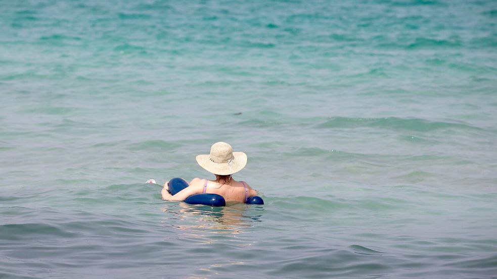 Das Mittelmeer wird immer wärmer und ein Bad bei Wassertemperaturen um die 30 Grad bringt keine Erfrischung mehr. (Archivbild) Foto: Clara Margais