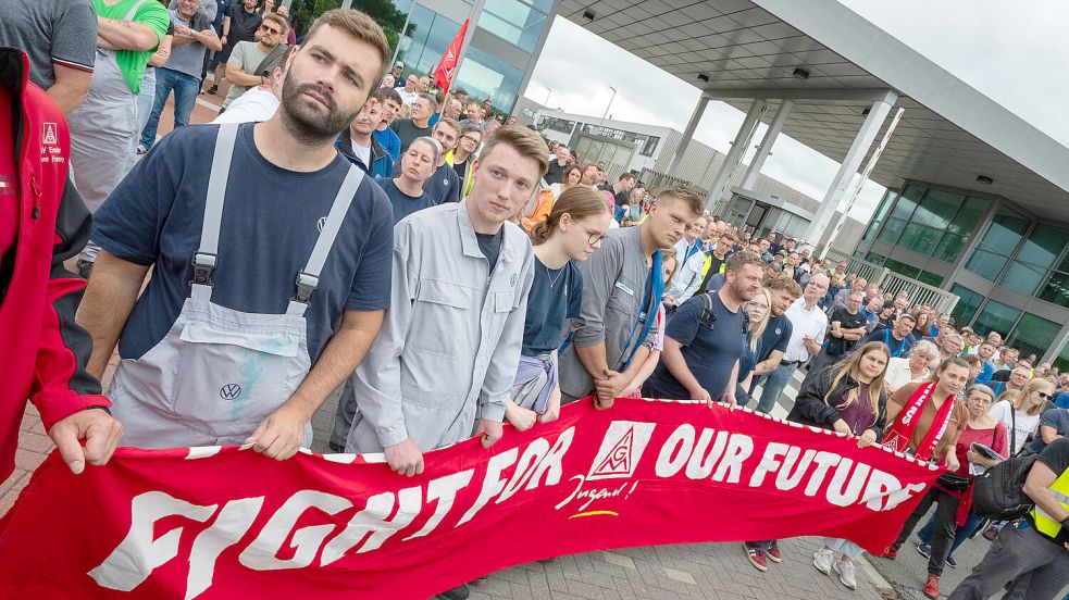 Die Emder Kollegen – hier bei der Protestaktion am 9. Juli 2026 – werden genau hinhören, wenn VW-Chef Blume in wenigen Wochen zu ihnen spricht. Foto: Klaus Ortgies