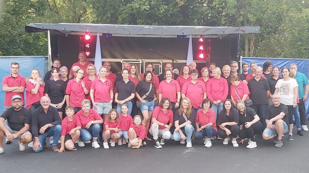 Am Samstag, 15. August 2026, steht wieder die Oldiefete auf dem Schulhof der Grundschule Langholt an. Das Foto zeigt das Helferteam aus dem Vorjahr. Foto: Verein Oldiefete