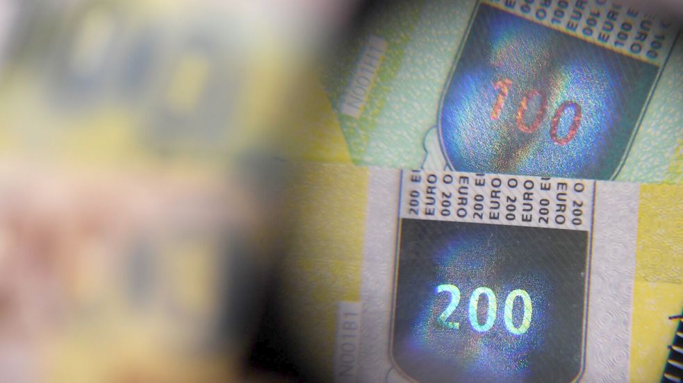 Experten der Notenbanken tüfteln ständig an neuen Sicherheitsmerkmalen, damit es Kriminelle noch schwerer haben, die Banknoten nachzumachen. (Archivbild) Foto: Arne Dedert