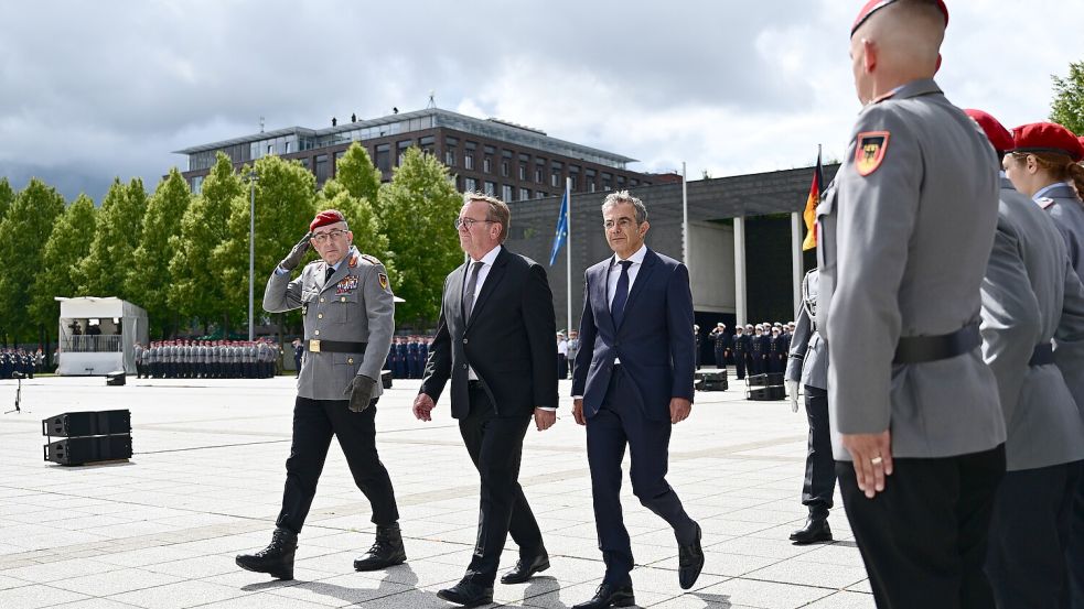 Carsten Breuer (l-r), Generalinspekteur der Bundeswehr, Verteidigungsminister Boris Pistorius (SPD) und Schriftsteller Navid Kermani Foto: dpa/Sebastian Gollnow