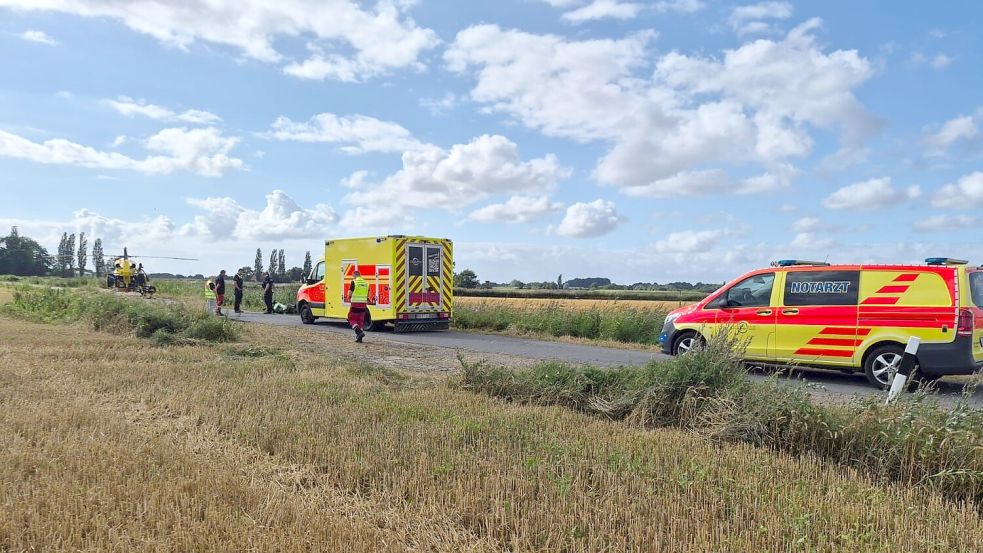 •Ein Rettungshubschrauber (links) brachte den verletzten Motorradfahrer nach dem Unfall in Siegelsum in eine Klinik. Foto: privat