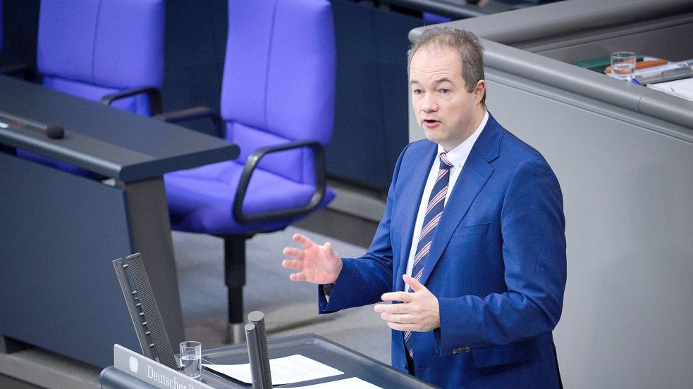 Martin Sichert (AfD) spricht im März 2026 bei der Debatte über die Krankenhausreform im Deutschen Bundestag. Foto: Bernd von Jutrczenka/dpa