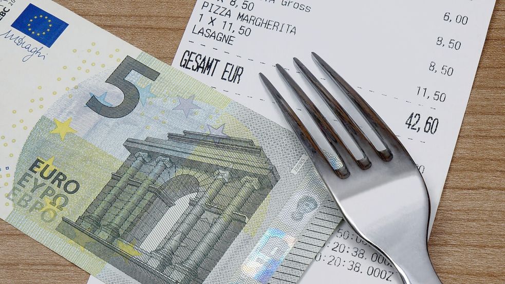 In der Gastronomie ist Trinkgeld selbstverständlich. Jetzt macht es auch der Einzelhandel zum Thema. Foto: IMAGO / Steinach