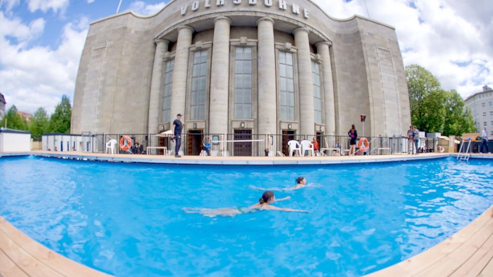 Vor der Volksbühne steht nun ein temporärer Pool. Foto: Soeren Stache/dpa