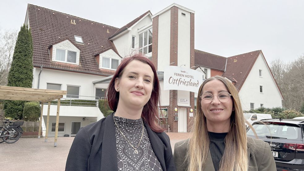 Sie haben einen Neuanfang gewagt: Hoteldirektorin Anna Kuropatwa (links) und Controllerin Diana Reinke vor dem „Ferien Hotel Ostfriesland“ am Wiesmoorer Ottermeer. Foto: Susanne Ullrich/Archiv