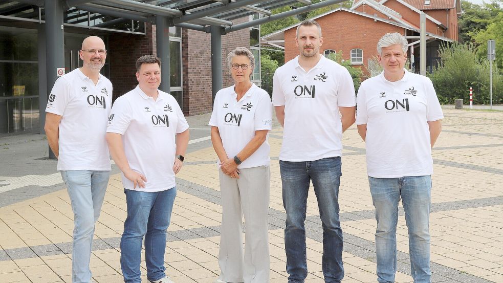 Sie gestalten den Neuanfang des Handball-Drittligisten OHV Aurich: Pressesprecher Nils Thorweger-Freeks, Geschäftsführer Andreas Meinke, OHV-Vorsitzende Insa Schubert, Trainer Kevin Wendlandt und Vorstandsmitglied Friedhelm Brookmann.Foto: Wilfried Gronewold