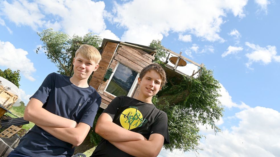 Lübbo Winter (links, 13 Jahre alt) und Merlin Blümel (15) haben sich in Rysum mit viel Liebe zum Detail ein Baumhaus gebaut. Foto: Heinz Wagenaar