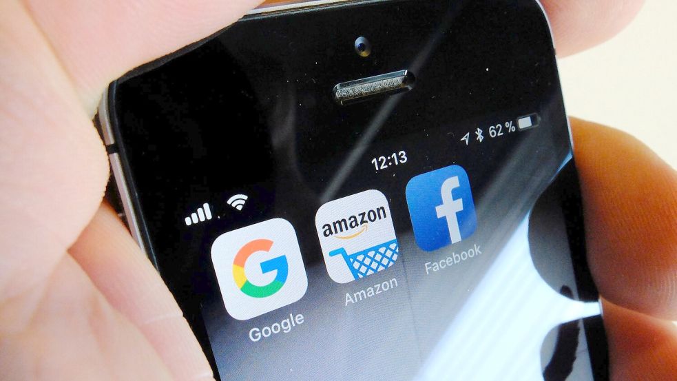 Logos für Apps der US-Internetkonzerne Google (l-r), Amazon und Facebook sind auf dem Display eines Smartphones zu sehen. Foto: Stefan Jaitner/dpa