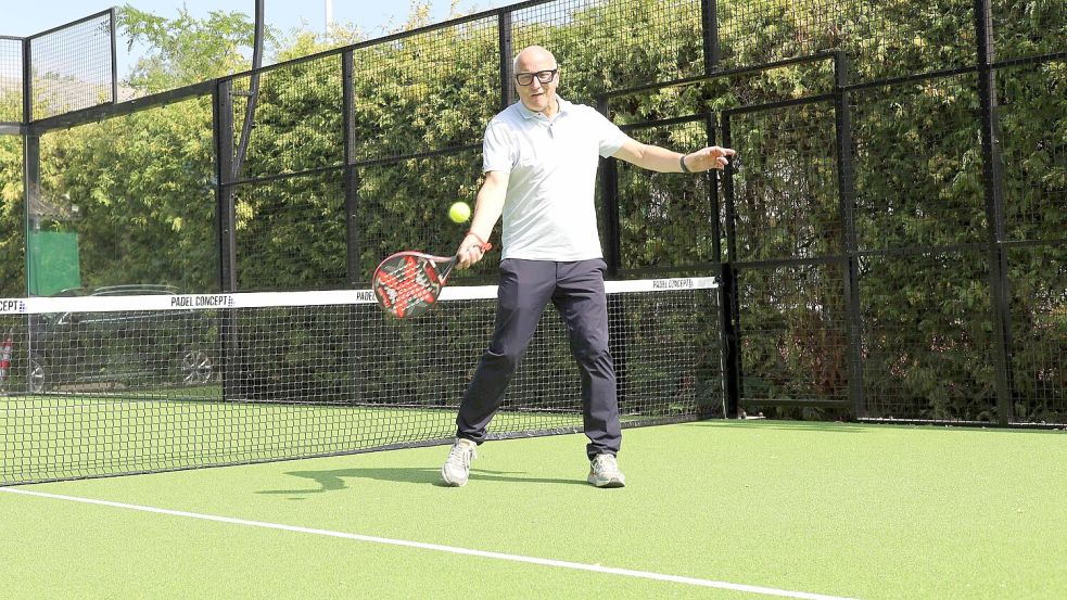 Ab dem 14. August kann man bei der Spvg. Haste in Osnabrück Padel spielen. Der 1. Vorsitzende Bernhard Klenke freut sich schon drauf. Foto: Thomas Wübker
