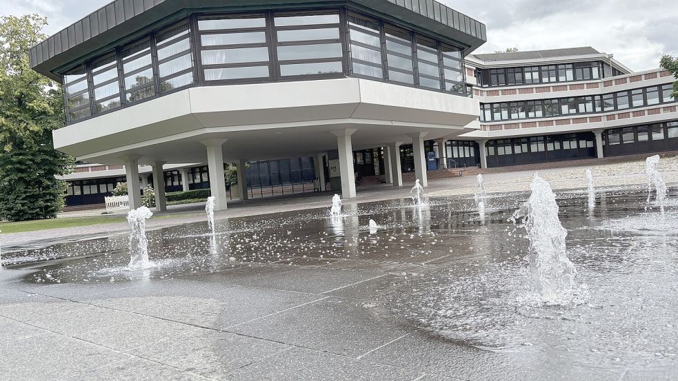 Das Wasserspiel vor dem Rathaus wurde im Jahr 2014 eingeweiht. Seitdem sorgt es immer wieder für Ärger. Zurzeit sprudeln die Fontänen nur mit halber Kraft. Foto: Mieke Matthes