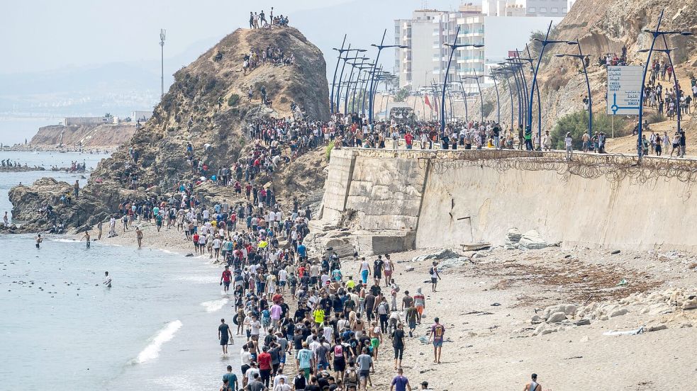 Zehntausende Migranten strömten Ende Juli in Spaniens Nordafrika-Exklave Ceuta. Die allermeisten kehrten schon Stunden später wieder nach Marokko zurück. (Archivbild) Foto: STR