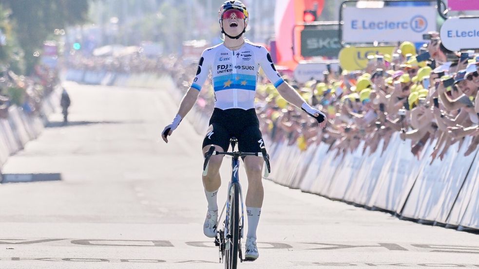 Erleichtert rollt Demi Vollering über die Ziellinie. Foto: Philippe Magoni