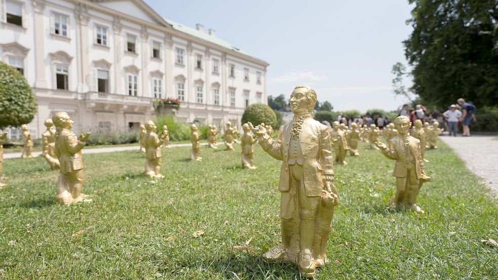 Im Mirabellgarten tummeln sich kleine Mozarts soweit das Auge reicht. Foto: Wolfgang Lienbacher