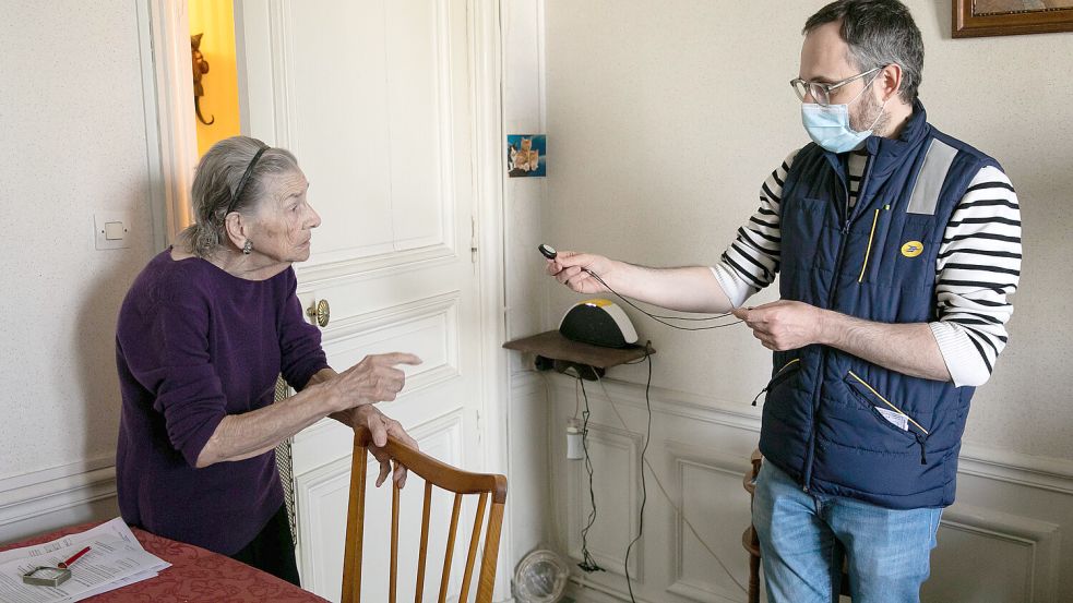 Immer hilfsbereit: Nicht nur Kontrollbesuche werden von den Briefträgern übernommen – auch kleine Technikprobleme werden gelöst. Foto: Imago/Romuald Meigneux