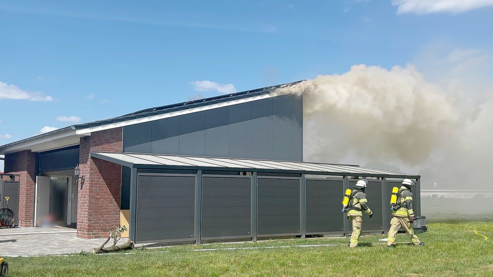 In Ostgroßefehn brannte ein Garagenanbau. Foto: Malte Wiese/Feuerwehr Großefehn