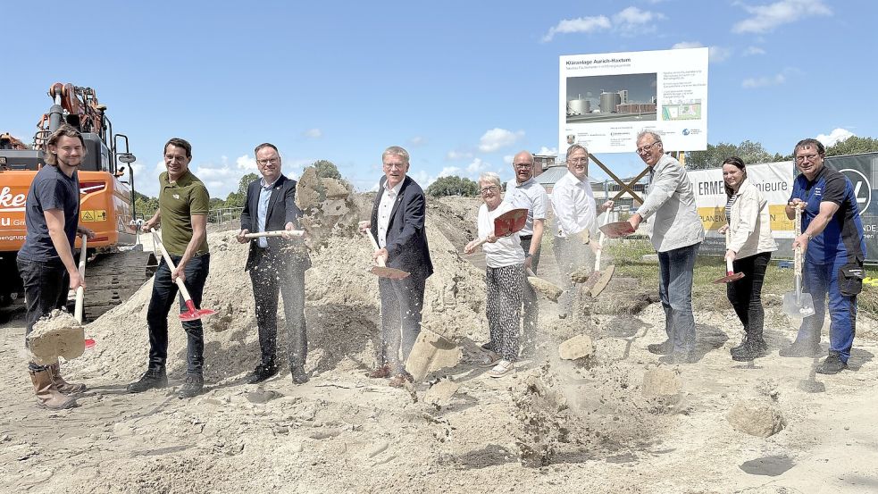 Spatenstich am Klärwerk in Aurich: (v.l.) Sven Fehrenbach (Bauleitung Kerker), Martin Stäber (Geschäftsführung Herfeld), Mirko Wento (Stadtbaurat Aurich), Horst Feddermann (Bürgermeister der Stadt Aurich), Antje Harms (Ortsbürgermeisterin Extum/Haxtum/Kirchdorf/Rahe), Ehlke Ubben (Fachdienstleiter der Stadtentwässerung), Jens Hinrichs (Geschäftsführung und Bauleitung van der Linde), Adelbert Lühring (Büroleiter Standort Aurich des Ing.-Büro Dr. Born und Dr. Ermel), Mareke Kruse (Planung und Bauoberleitung Standort Aurich des Ing.-Büro Dr. Born und Dr. Ermel) und Dieter Behrends (Abwassermeister und Betriebsleitung der Kläranlage Aurich-Haxtum). Foto: Mieke Matthes