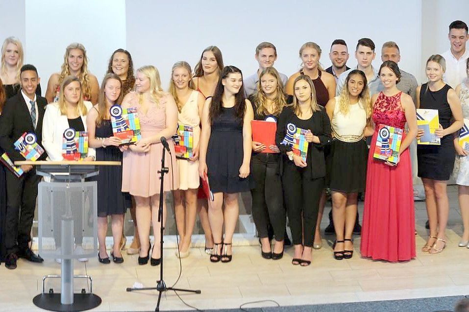 Für ein Gruppenfoto stellten sich die Absolventen nach der Zeugnisübergabe noch einmal auf. Bild: Privat