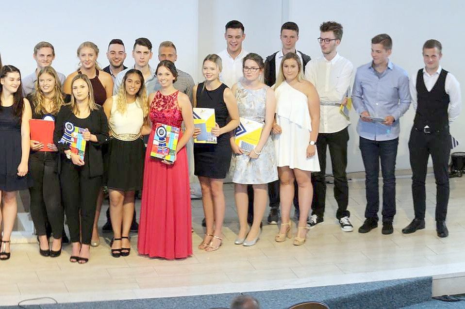 Für ein Gruppenfoto stellten sich die Absolventen nach der Zeugnisübergabe noch einmal auf. Bild: Privat