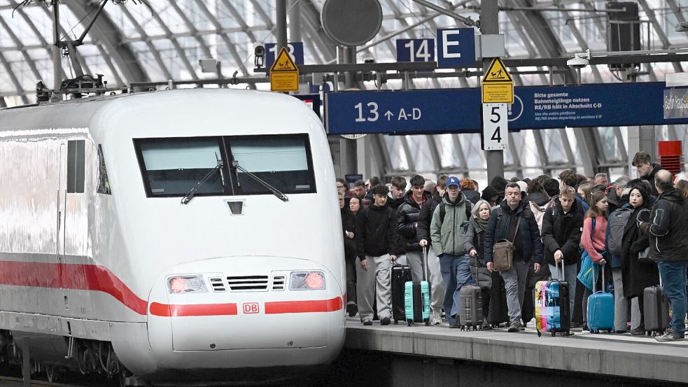 Manager-Boni helfen keinem Zug dabei, pünktlich zu sein. Doch der Symbolakt vom neuen Verkehrsminister Bilger ist trotzdem richtig. Foto: afp/Ralf Hirschberger