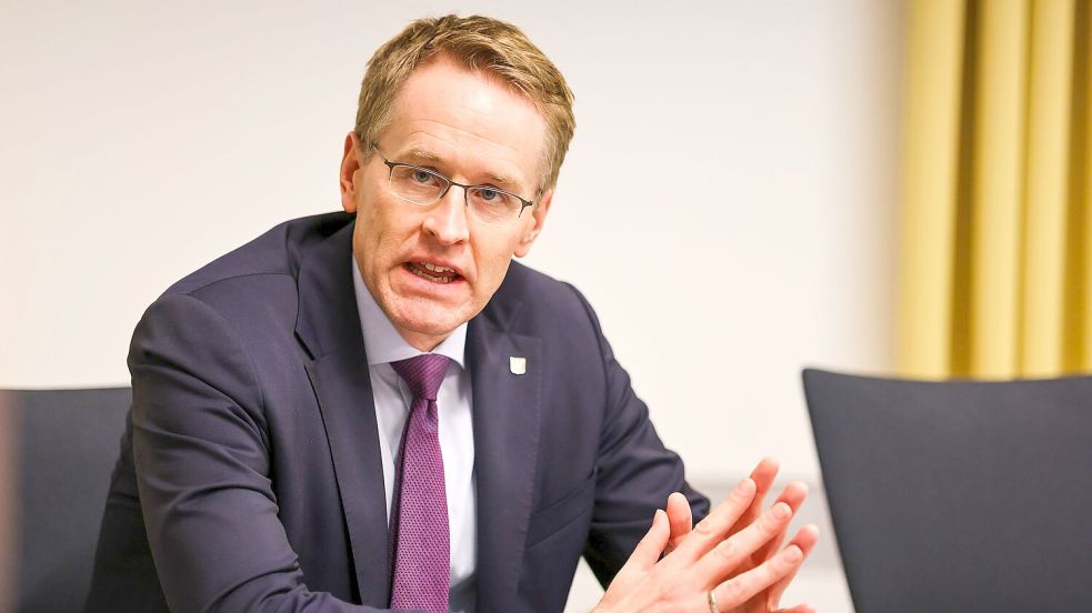 Angesichts der aktuellen Bedrohungslage sollten die Kompetenzen von Bund und Ländern noch stärker gebündelt werden, sagt Schleswig-Holsteins Ministerpräsident Daniel Günther (CDU). (Archivbild) Foto: Frank Molter