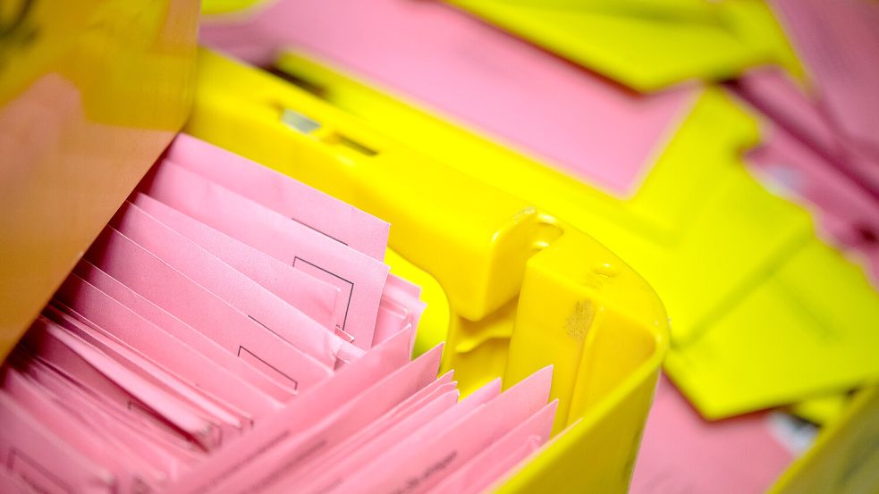 Wahlbriefe für die Kommunalwahl liegen in Postboxen. Im September wird auch in der Krummhörn und in Hinte ein neuer Gemeinderat gewählt. Foto: Sebastian Gollnow/dpa