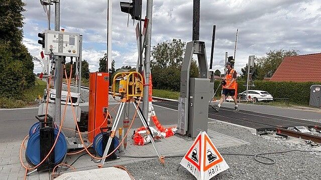 Am Bahnübergang an der Königsberger Straße müssen sich Verkehrsteilnehmer während des Test- und Belastungsfahrten auf Schließzeiten von bis zu 25 Minuten einstellen. Foto: Tatjana Gettkowski