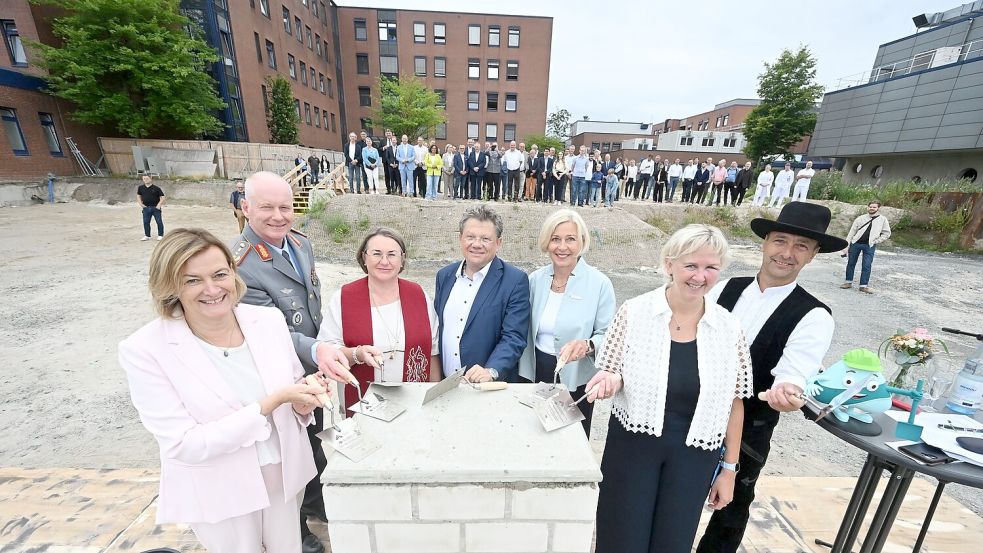Befüllen die Zeitkapsel für den symbolischen Grundstein des Klinikzentrums Westerstede: (von links) Verwaltungsratsvorsitzende Maria Bruns, Generalstabsarzt Dr. Jürgen Meyer, Pastorin Meike von Kajdacsy, Minister Dr. Andreas Philippi, Landrätin Karin Harms sowie Projektleitung der Ammerland-Klinik für den Neubau Birgit Paesch und Polier David Vogel. Foto: Ammerland-Klinik