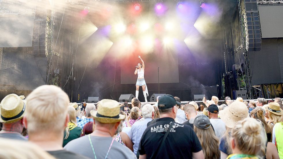 Joelina Drews, Tochter von Schlagerstar Jürgen Drews, trat bei der vierten Schlagernacht in Wiesmoor auf. Foto: Melchert Stromann