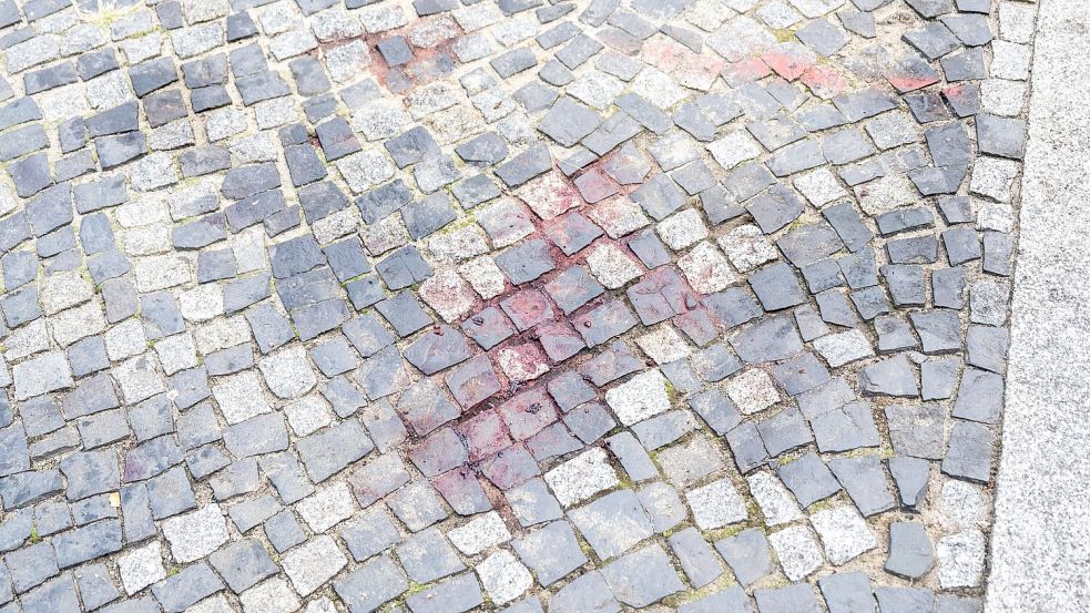 Am Tatort ist ein großer Blutfleck zu sehen. Foto: Christophe Gateau