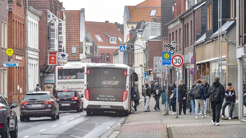 Bus, Fahrrad, Auto, Fußgänger: Wo sehen die Parteien den Schwerpunkt im Verkehr in Leer. Foto: Klaus Ortgies/Archiv