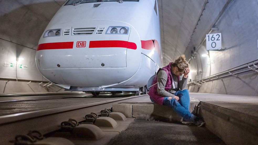 Der Übungseinsatz in dem Eisenbahntunnel fand am Samstag statt. Foto: Jacob Schröter/dpa