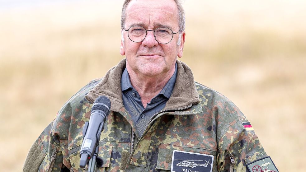 Boris Pistorius in Flecktarn: Setzt der Bundesverteidigungsminister bei der Aufrüstung der Bundeswehr die richtigen Prioritäten? Foto: IMAGO/Ardan Fuessmann