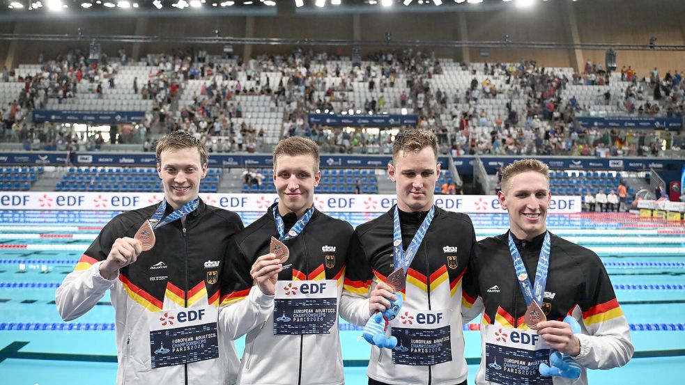 Die deutsche 4x200 Meter Freistil-Staffel präsentiert die Bronzemedaillen. Foto: Emma Da Silva
