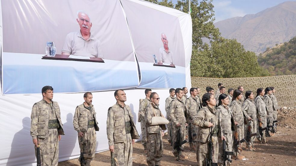 Im vergangenen Jahr hatten einige PKK-Kämpfer symbolisch ihre Waffen niedergelegt. (Archivbild) Foto: Rashid Yahya/AP/dpa