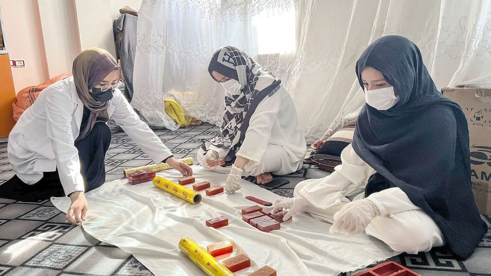 In der Seifen-Manufaktur von Rukia Resai arbeiten fast nur Frauen. Foto: Fardina Akbari/dpa