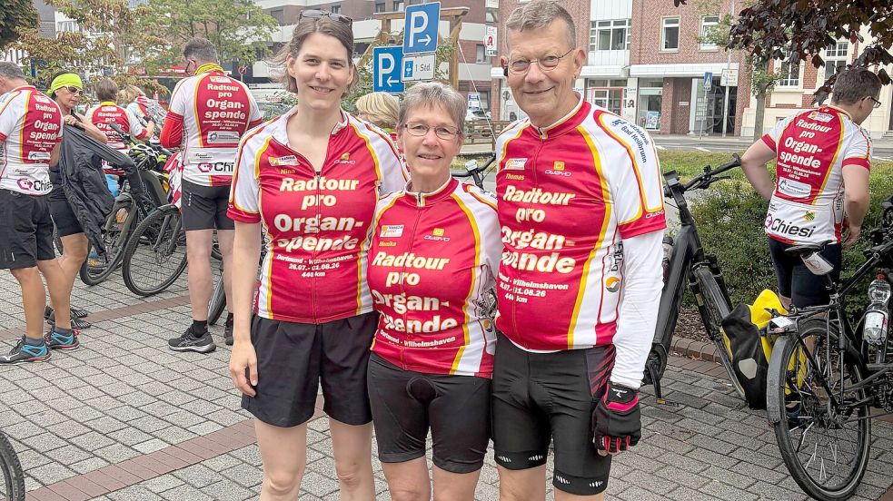 Nina Becher begleitete ihre Eltern Monika und Thomas Becher während der Radtour pro Organspende durch das Emsland und Ostfriesland. Foto: Wachstumsregion Ems-Achse