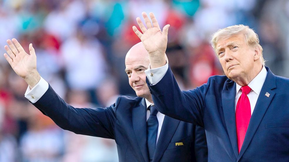 Sie gelten als beste Freunde. Nun gibt Trump Infantino Rückendeckung. (Archivbild) Foto: Tom Weller