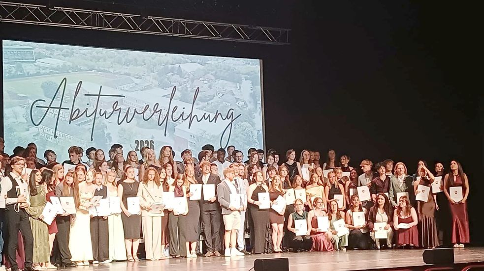 Schülerinnen und Schüler des Abschlussjahrgangs am JAG präsentieren bei der Abiturfeier ihre Zeugnisse. Foto: JAG Emden