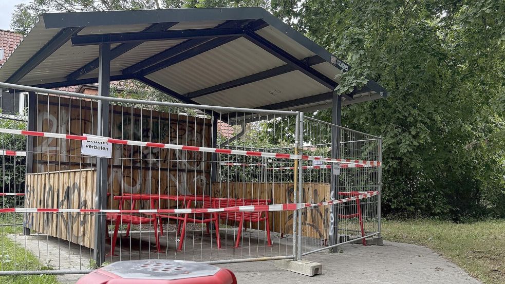 An der Wetterschutzhütte im Bereich des Hammerkewegs zog die Stadtverwaltung die Notbremse: Wegen der ständigen Beschädigungen wurde sie eingezäunt und gesperrt. Foto: Stadt Aurich