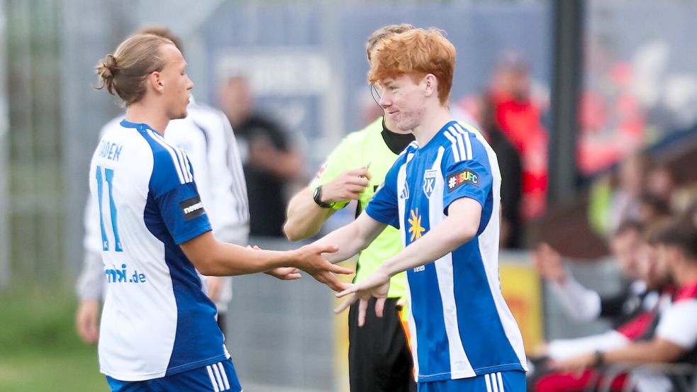 Welch ein stolzer Moment für den 18-jährigen Kickers-Spieler: Merten Pansegrau (Mitte) wurde beim 3:2 über den Hamburger SV II kurz vor Schluss für Matti Tjaden eingewechselt und erlebte seine ersten Regionalligaminuten. Foto: Jens Doden/Emden