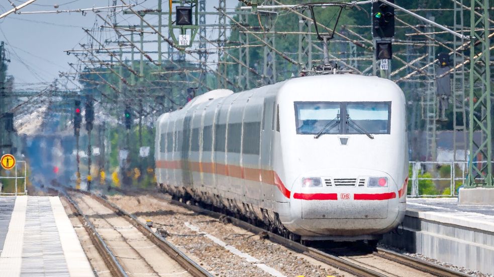 Die Bahnstrecke Hamburg-Berlin ging Mitte Juni mit sechswöchiger Verzögerung in Betrieb. (Archivbild) Foto: Jens Büttner