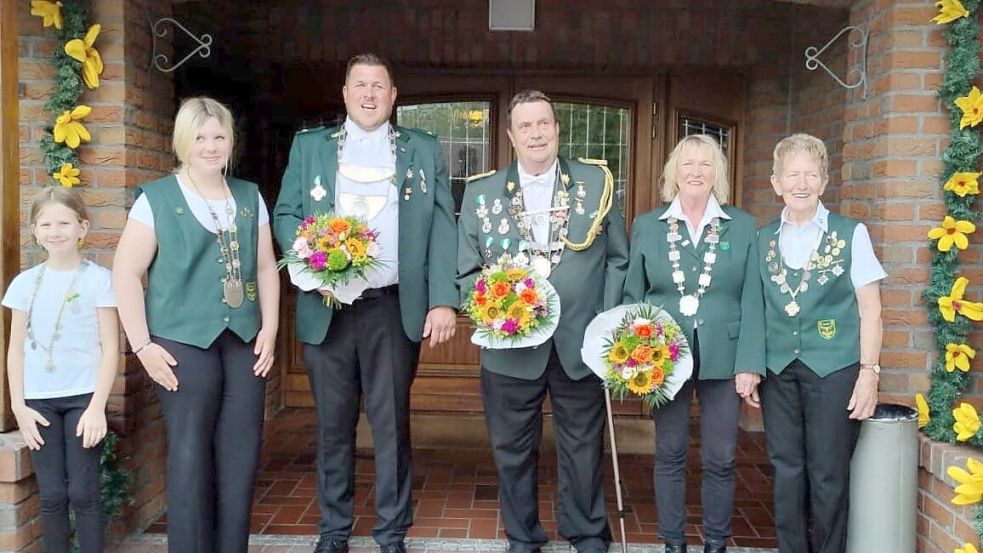 Kea-Katharina Janssen (von links), Lea-Marie Janssen, König Udo Janssen, Adjutant und Kaiser Johann Bünting, Königin Bärbel Dersch und Kaiserin Ingemarie Müller lenken die Geschicke der „Gut Ziel“-Schützen in Middels. Foto: Schützenverein „Gut Ziel“