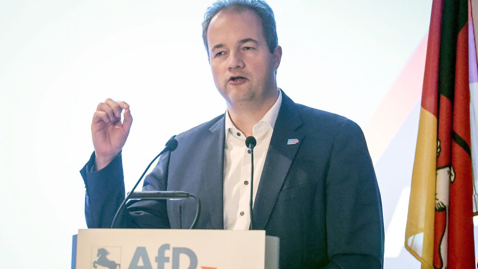 Martin Sichert hält bei einer Versammlung der AfD Niedersachsen eine Rede. Das Foto entstand im Dezember 2024. Foto: Focke Strangmann/dpa