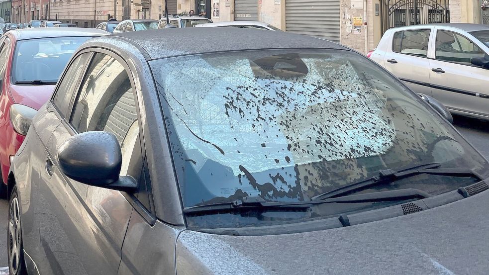 Auch die Scheiben von Autos sind mit Asche bedeckt. Foto: Lena Klimkeit
