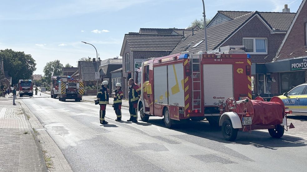 Feuerwehr und Polizei mussten am Dienstagnachmittag zu einem Brand an der Friesenstraße in Riepe ausrücken. Foto: Mieke Matthes