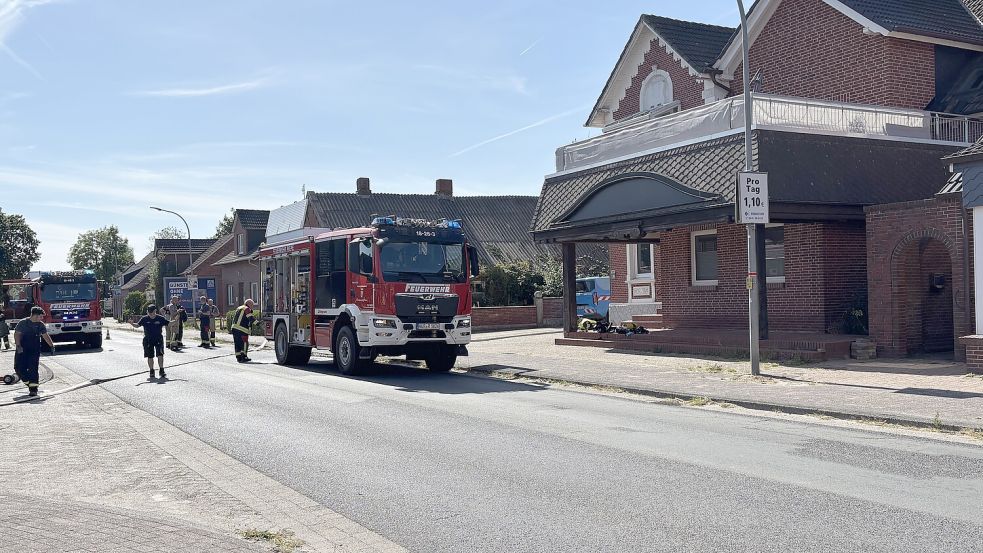 Zwischen zwei Wohn- und Geschäftshäusern an der Friesenstraße in Riepe brannte am Dienstagnachmittag ein hölzerner Unterstand. Foto: Mieke Matthes
