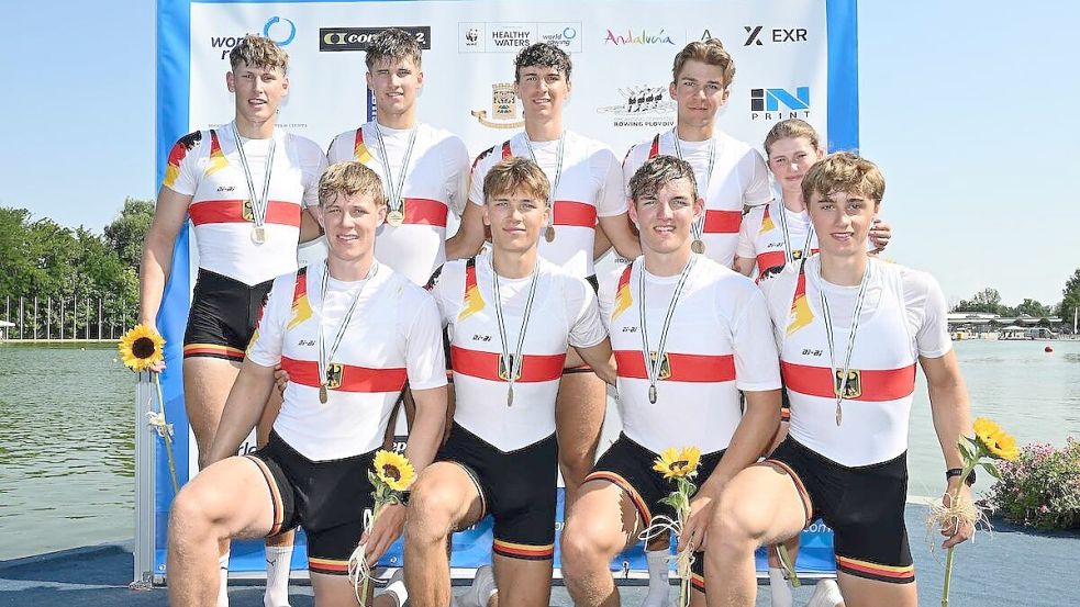 Stolz präsentiert der Deutschland-Achter mit Jann Henner de Boer (stehend, 1. von links) seine Bronzemedaille bei der U19-WM. Foto: privat